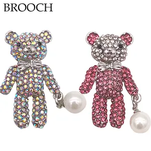 Detailansicht von zwei Teddybär-Broschen mit funkelnden Strasssteinen und Perlen