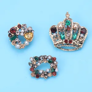 Vintage-Broschen-Set im Royal-Stil mit Krone, Herz, Perlen und bunten Strasssteinen