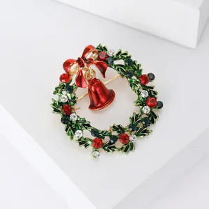 Gedetailleerde macro-opname van een feestelijke kerstkransspeld van emaille met rode bel