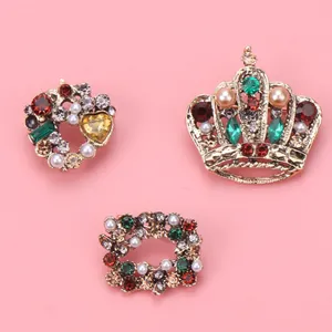 Detailansicht des Vintage-Broschen-Sets im königlichen Stil mit Krone und Strasskranz.