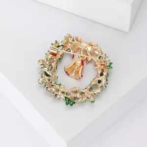 Achterkant van gouden emaille kerstkrans broche met een veilige speldsluiting detail.