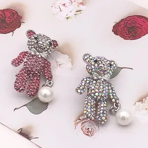 Detailansicht von Vintage-Teddybär-Broschen mit glitzernden Strasssteinen und Kunstperlen
