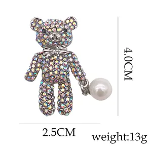 Detailansicht einer Teddybär-Brosche mit Strasssteinen, Perle und Maßangaben.
