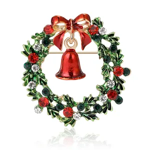 Elegante kerstkrans broche met een rode emaille bel en kleurrijke strass-accenten