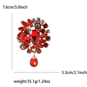 Detailansicht der roten Kristall-Blumenbrosche mit Maßen 7,6 cm Höhe und Gewicht