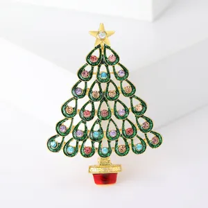 Vue détaillée de la broche sapin de Noël évidée avec émail vert et strass colorés