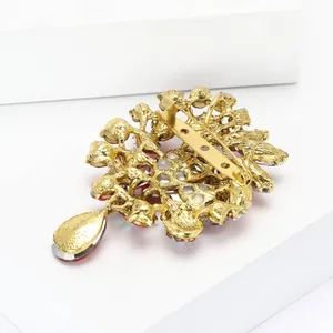 Detailansicht der Rückseite und des Sicherheitsverschlusses einer goldenen Strassbrosche
