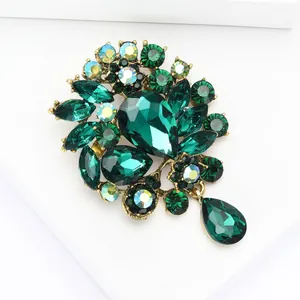 Eleganter Vintage-Brosche mit smaragdgrünen Kristallen und Tropfenanhänger für Damen