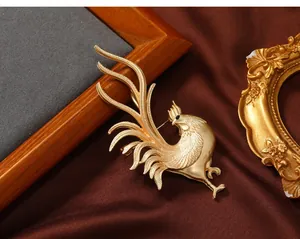 Exquisite vintage style golden rooster brooch pin detail for men's suit jacket accessory