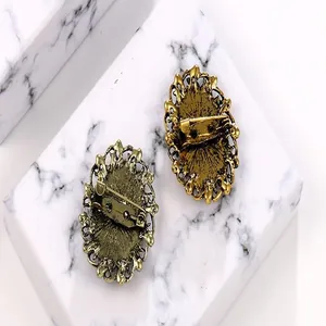 Vue détaillée de l'arrière d'une broche de style vintage avec épingle de sécurité