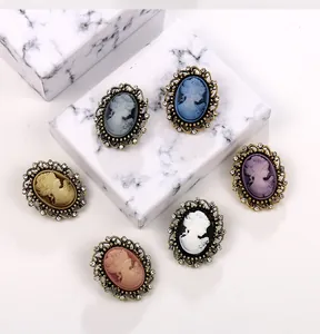 Collection de broches camées vintage élégantes avec détails en cristal scintillant.