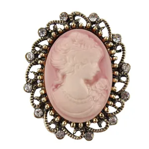Élégante broche camée vintage rose avec cadre doré orné et strass pour femmes