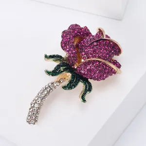 Detailansicht der Rosenbrosche mit rosa und grünen Strasssteinen auf Gold