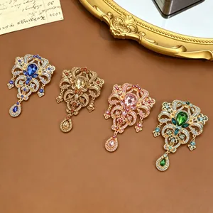 Exquisite filigrane Broschen im Vintage-Palaststil mit bunten Glas-Strasssteinen