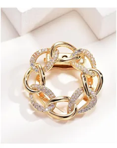 Detailansicht einer eleganten goldenen Schalschnalle mit gepflasterten Strassakzenten