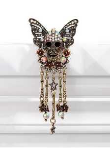 Gothic Totenkopf-Brosche mit Schmetterlingsflügeln und Strass-Quasten