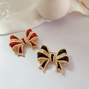 Vue macro détaillée de broches nœud vintage avec accents élégants en émail et perles