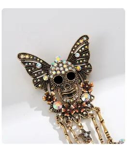 Detailaufnahme einer Vintage-Gothic-Totenkopf-Brosche mit schillernden Schmetterlingsflügeln.