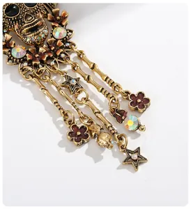 Detail einer gotischen Totenkopf-Quastenbrosche in Vintage-Gold mit Strasssteinen