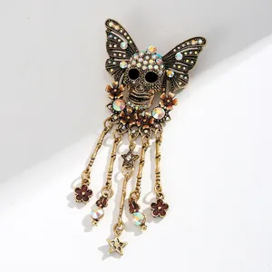 Vintage Gothic Totenkopf Brosche mit Schmetterlingsflügeln und glitzernden Quastenanhängern