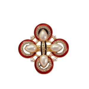 Broche style français vintage avec émail et perles sur fond blanc pur et élégant
