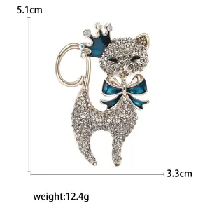 Spilla a forma di gatto con strass, corona e fiocco blu, dimensioni 5,1 x 3,3 cm