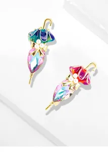 Dettaglio di eleganti spille a forma di ombrello con cristalli colorati e perle