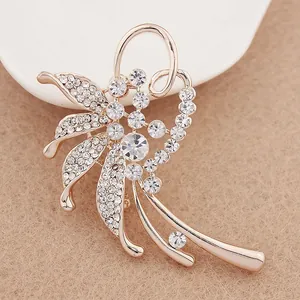 Elegante Detailansicht einer funkelnden Strass-Blumenbrosche mit poliertem Gold-Finish