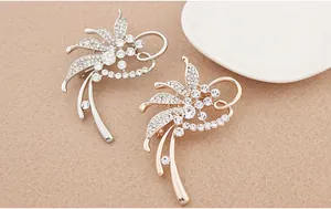 Elegante blumenförmige Brosche mit funkelnden Strasssteinen in Silber- und Goldoptik