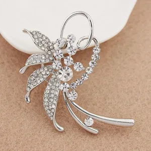 Eleganter Blumen-Strass-Brosche in Silber für Anzüge und Schals.