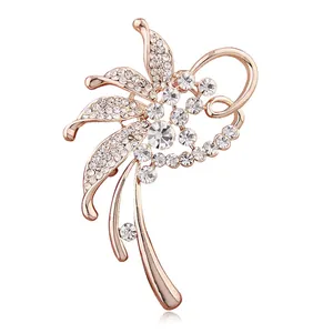 Elegante roségoldene Blumenbrosche mit funkelnden Strasssteinen für Damenanzüge und Schals