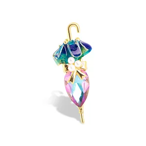 Elegante spilla a ombrello con cristallo colorato e perle in finitura oro per donna