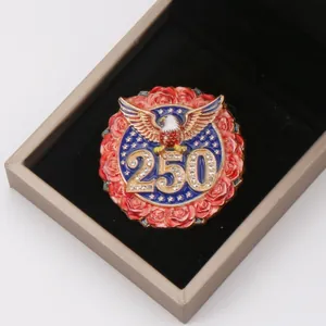 Vista detallada del broche conmemorativo del 250 aniversario de EE. UU. con águila y rosas