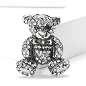 Primer plano de un broche de oso de peluche con brillantes diamantes de imitación blancos en plata
