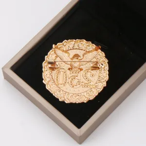 Vista detallada del reverso del broche dorado del 250 aniversario de la águila de EE. UU.