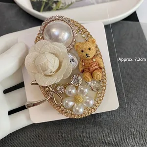 Spilla orsetto di perle in stile barocco vintage con fiore bianco e fiocco accessorio