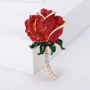 Eleganter rote Rose Brosche mit funkelnden Kristallen und grünen Blättern für Damen