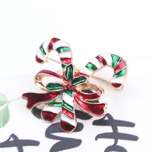 Nahaufnahme einer weihnachtlichen Zuckerstangen-Brosche mit roter Schleife