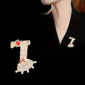Spilla in Lega d'Oro Stile Vintage di Corte Strass Perla Artificiale Gemma Rossa Fiocco Spilla Gioielli di Lusso per Donna Matrimonio