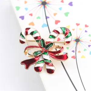 Detailaufnahme einer festlichen Weihnachts-Zuckerstangen-Brosche mit roter Schleife