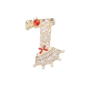 Elegante spilla dorata in stile palazzo con perle bianche e strass rossi luminosi
