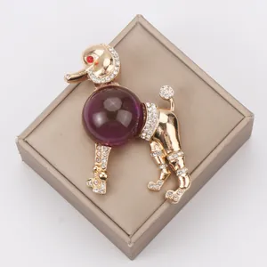 Élégante broche caniche vintage avec verre artificiel violet et strass brillants.