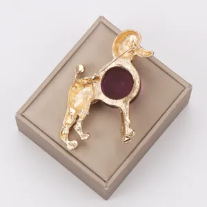 Vue arrière détaillée d'une broche caniche vintage plaquée or avec insert en verre violet