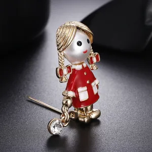 Vue détaillée d'une broche mignonne petite fille en émail rouge avec strass pendant
