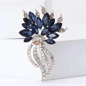 Dettaglio macro di elegante spilla a fiore con cristalli blu e strass trasparenti