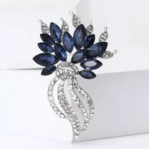 Elegante spilla a fiore in lega con pietre blu scuro e strass per abiti e completi.