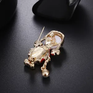 Vue arrière d'une broche en forme de fille avec son fermoir à épingle doré détaillé