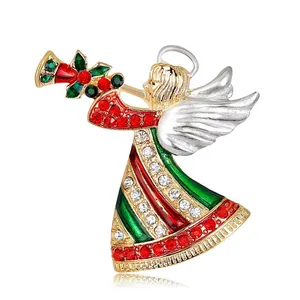 Elegante broche navideño de ángel tocando la trompeta con esmalte rojo y verde y pedrería