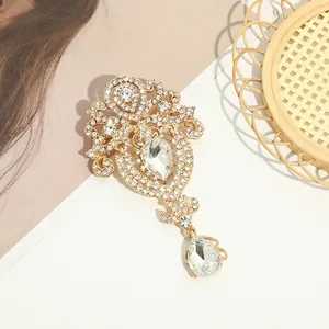 Detailansicht einer luxuriösen Goldlegierung-Brosche mit funkelnden Wassertropfen-Kristallen