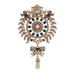 Spilla di lusso vintage con cristalli verdi, strass ed elegante pendente di perla finta.